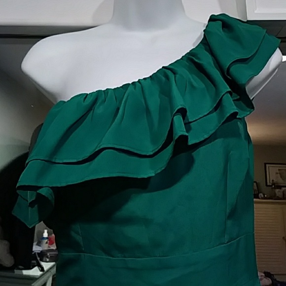 Emerald green Dress! - Picture 2 of 3
